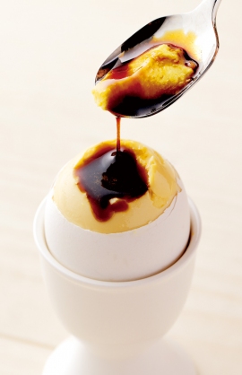 卵を割るとプリンが！（メイダイ発表資料より）