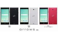 「arrows M02」の外観。カラーは左からBlack、White、Pink（写真:富士通発表資料より）