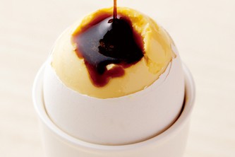 卵を割るとプリンが！（メイダイ発表資料より）