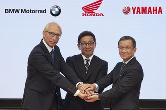 左から、BMW Motorrad モーターサイクル研究開発本部長 カール・ビクター・シャラー氏、本田技研工業　執行役員 鈴木哲夫氏、ヤマハ発動機 副社長兼技術本部長 木村隆昭氏（本田技研工業の発表資料より）