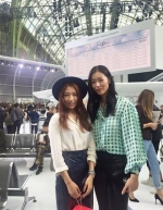 女優パク・シネが世界的なデザイナーのカール・ラガーフェルドと肩を並べた写真が話題を呼んでいる。写真：ELLE