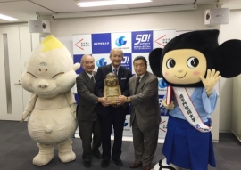 左から、ビリケンさん、井上宏 笑学研究所所長、坂井東洋男学長、西上雅章社長、おうてもん(追手門学院大学の発表資料より) 左から、ビリケンさん、井上宏 笑学研究所所長、坂井東洋男学長、西上雅章社長、おうてもん(追手門学院大学の発表資料より)