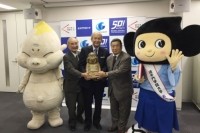 左から、ビリケンさん、井上宏 笑学研究所所長、坂井東洋男学長、西上雅章社長、おうてもん（追手門学院大学の発表資料より）
