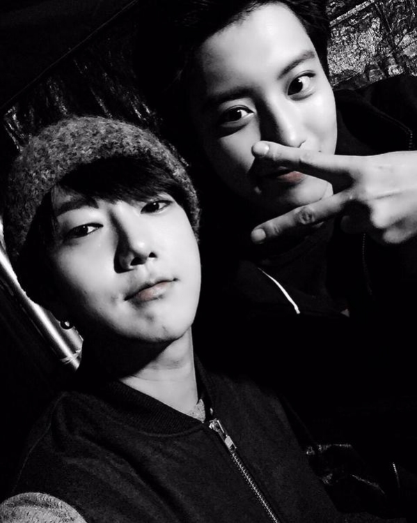 SUPER JUNIORのイェソンが、ドラマアワードを受賞したEXOのチャンヨルとのツーショット写真を公開した。写真：イェソンのツイッター