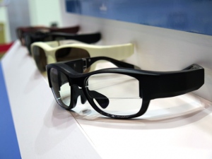 村田製作所が発表した「Cool Design Smart Glass」は、海外の有名デザイナーブランドの眼鏡フレームなどを生産する鯖江製眼鏡フレームメーカーと組んで制作した。フレームデザイン技術・製造加工技術により眼鏡本来のファッション性とかけ心地を優先。そのうえで同社が開発したスイッチモジュール(micro PS)をテンプル部に搭載。レンズ部のARディスプレーやスマートフォンなどの接続機器をリモコンなしで簡単に操作することができる 村田製作所が発表した「Cool Design Smart Glass」は、海外の有名デザイナーブランドの眼鏡フレームなどを生産する鯖江製眼鏡フレームメーカーと組んで制作した。フレームデザイン技術・製造加工技術により眼鏡本来のファッション性とかけ心地を優先。そのうえで同社が開発したスイッチモジュール(micro PS)をテンプル部に搭載。レンズ部のARディスプレーやスマートフォンなどの接続機器をリモコンなしで簡単に操作することができる