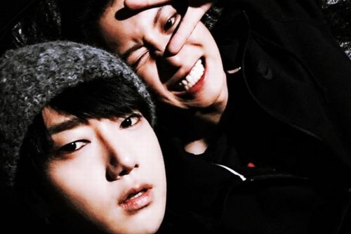 SUPER JUNIORのイェソンが、ドラマアワードを受賞したEXOのチャンヨルとのツーショット写真を公開した。写真：イェソンのツイッター