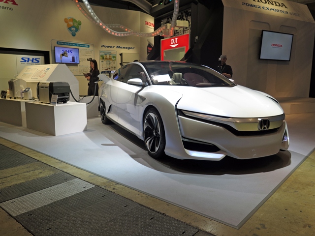 自動車メーカーの出展はホンダとマツダだけの寂しい現状。が、ホンダはFCVから大容量電力を供給するための外部給電用インバータ市販予定モデル「Power Exporter 9000」を展示した