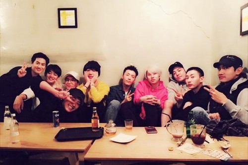 SUPER JUNIORのイェソンが、入隊直前のウニョクのために集まったSMエンターテイメントの仲間たちとの記念ショットを公開した。写真：イェソンのツイッター