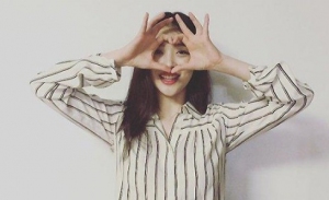 f(x)ソルリがフォロワー数40万人突破を記念し、愛のハートで感謝の意を伝えて注目を集めている。写真：ソルリのインスタグラム