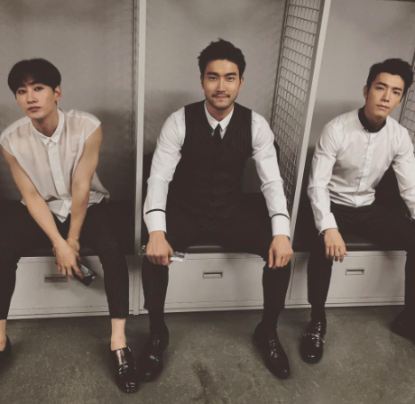 男性アイドルグループSUPER JUNIORのドンヘが自分の誕生日である今月15日に現役兵として入隊した。写真：チェ・シウォンのSNSより。ドンヘは右。