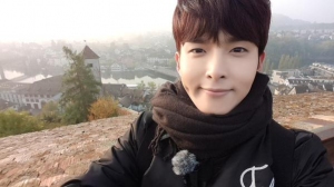 SUPER JUNIORのリョウクが、ツイッターを通じてスイスの絶景とともに撮ったセルフショットを公開した。写真:リョウクのツイッターより SUPER JUNIORのリョウクが、ツイッターを通じてスイスの絶景とともに撮ったセルフショットを公開した。写真:リョウクのツイッターより