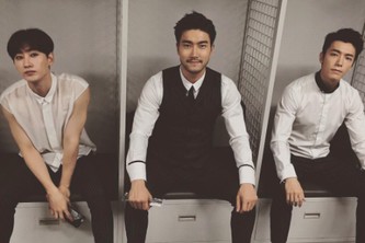 男性アイドルグループSUPER JUNIORのドンヘが自分の誕生日である今月15日に現役兵として入隊した。写真：チェ・シウォンのSNSより。ドンヘは右。