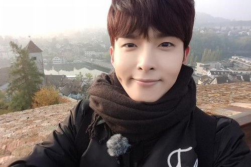 SUPER JUNIORのリョウクが、ツイッターを通じてスイスの絶景とともに撮ったセルフショットを公開した。写真：リョウクのツイッターより