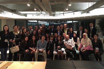 SUPER JUNIORのイトゥクが、東南アジア30カ国から集まった記者たちとの記念ショットを公開した。