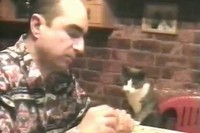 「ねぇ、その、お口に入れている、食べ物」欲しいの!と言ってます。