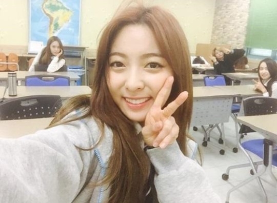 女性アイドルグループf(x)(ビクトリア、クリスタル、アンバー、ルナ)のルナがメンバーたちとの写真を公開して視線を集めている。写真：ルナのインスタグラム