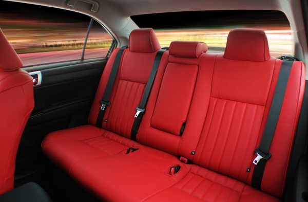 光岡自動車が23日に販売開始するハイブリッド（HV）セダン「Ryugi」（リューギ）の特別仕様車「Ryugi yamato」（リューギ ヤマト）（写真提供：光岡自動車）