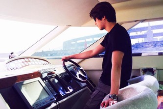 CNBLUEのイ・ジョンヒョンが、クルーザーを操縦するイケメンな姿を公開した。