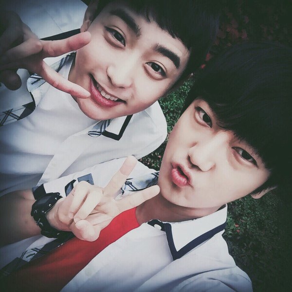 SUPER JUNIORのイェソンと俳優ヒョヌが、ドラマ「錐」の撮影中に高校生に扮した姿を公開した。写真：イェソンのツイッター