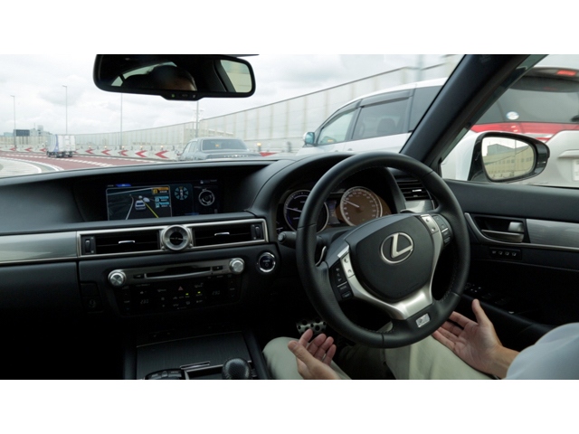 トヨタが公開した、Lexus GSをベースに改造した「Highway Teammate」は、自動車専用道路において入口ランプウェイから出口ランプウェイまで自動走行することを可能としている。実際の交通状況に応じて車載システムが適切に、認知・判断・操作することにより、自動車専用道路での合流、レーンチェンジ、車線・車間維持、分流などを実現した トヨタが公開した、Lexus GSをベースに改造した「Highway Teammate」は、自動車専用道路において入口ランプウェイから出口ランプウェイまで自動走行することを可能としている。実際の交通状況に応じて車載システムが適切に、認知・判断・操作することにより、自動車専用道路での合流、レーンチェンジ、車線・車間維持、分流などを実現した