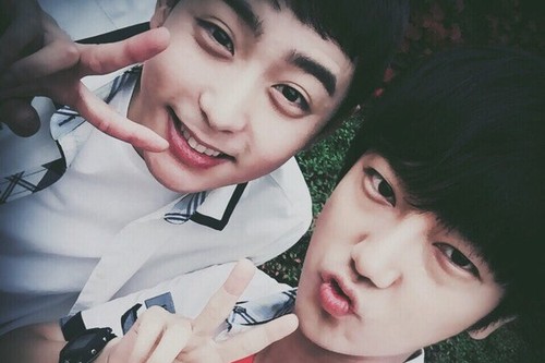 SUPER JUNIORのイェソンと俳優ヒョヌが、ドラマ「錐」の撮影中に高校生に扮した姿を公開した。写真：イェソンのツイッター