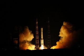 ロシアの謎の衛星、民間の通信衛星インテルサットに異常接近（Image Credit: Roskosmos）