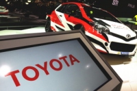 トヨタ自動車<7203>(東1・100株単位)は108円安の7442円と急反落した。東京モーターショー開催、円安といった好材料にもかかわらず下げていることに、「なぜなんだ」と首をかしげる向きは多い。