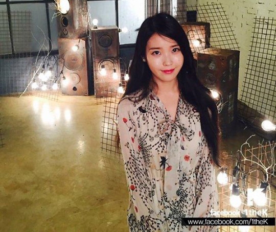 歌手IU（アイユー）の清楚な魅力あふれる写真が公開され、注目を集めている。写真：1theK 公式Facebook