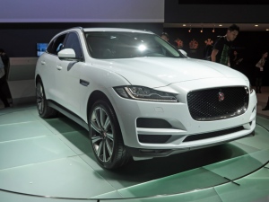 ジャガーのミッドサイズセダン「XE」と多くの部分を共有するクロスオーバーモデル「F-PACE」。1st EDITIONは世界限定で2000台生産され、そのうち日本に50台だけが輸入される ジャガーのミッドサイズセダン「XE」と多くの部分を共有するクロスオーバーモデル「F-PACE」。1st EDITIONは世界限定で2000台生産され、そのうち日本に50台だけが輸入される