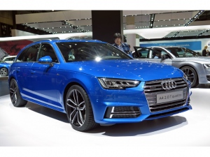 アウディA4クワトロ仕様は、2リッター直列4気筒のTFSI(直噴ガソリンターボ)ユニットが搭載。アウトプットは252ps(185kW)とハイチューン。従来の2リッターエンジンの211psから出力を大幅に向上させた アウディA4クワトロ仕様は、2リッター直列4気筒のTFSI(直噴ガソリンターボ)ユニットが搭載。アウトプットは252ps(185kW)とハイチューン。従来の2リッターエンジンの211psから出力を大幅に向上させた