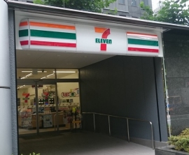 セブン‐イレブン・ジャパンは、品川区と連携・協力して、地域の高齢者などの見守り活動を行なう。写真は、都内のセブン‐イレブン店舗。 セブン‐イレブン・ジャパンは、品川区と連携・協力して、地域の高齢者などの見守り活動を行なう。写真は、都内のセブン‐イレブン店舗。