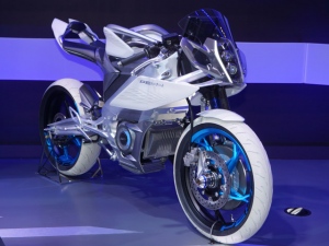 EVバイクは後続距離とバッテリーが高価といった課題があるものの、EVスクーターが実用化されているので市販化を期待したい。 EVバイクは後続距離とバッテリーが高価といった課題があるものの、EVスクーターが実用化されているので市販化を期待したい。