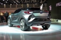 「TOYOTA New Global Architecture(TNGA)」の取り組みにより高いボディ剛性を獲得。優れた操縦安定性・乗り心地の向上を追求し、ドライバーの意のままにクルマが反応する心地良さを提供するとした「TOYOTA C-HR Concept」