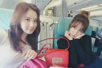 少女時代ソヒョンが、上海に向かう機内で撮ったティファニーとのツーショットを公開した。