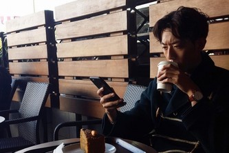 CNBLUEのイ・ジョンシンが、トルコのカフェで休憩中に撮ったショットを公開した。