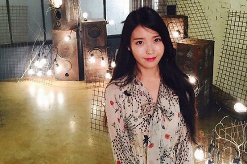 歌手IU（アイユー）の清楚な魅力あふれる写真が公開され、注目を集めている。写真：1theK 公式Facebook