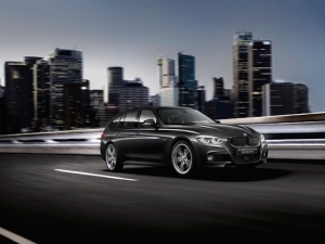 ビー・エム・ダブリューは、9月に発売した新型BMW3シリーズ・ツーリングの限定モデル「Style Edge xDrive(スタイル・エッジ・エックス・ドライブ)」を、全国のBMW正規ディーラーにおいて、合計200台の台数限定で、11月14日より販売を開始すると発表した。 ビー・エム・ダブリューは、9月に発売した新型BMW3シリーズ・ツーリングの限定モデル「Style Edge xDrive(スタイル・エッジ・エックス・ドライブ)」を、全国のBMW正規ディーラーにおいて、合計200台の台数限定で、11月14日より販売を開始すると発表した。