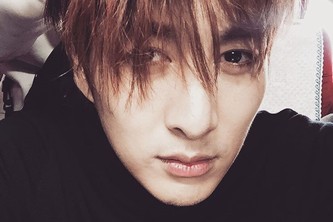 キム・ヒョンジュン（SS501マンネ）が公開したヘアメイク中のセルフショットが、ファンの視線をとらえている。
