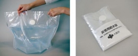 非常用給水袋に水を入れた状態（左）と、凸版印刷が大阪府に提供する非常用給水袋（右）（凸版印刷の発表資料より）