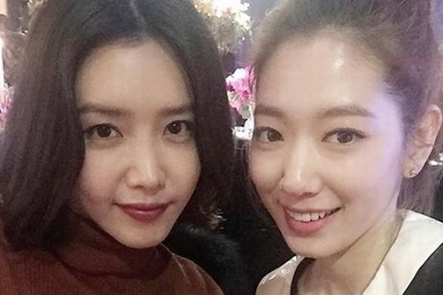 パク・シネとチェ・ジョンアンのツーショット写真がインスタグラムに公開され、注目を集めている。写真：パク・シネのインスタグラム