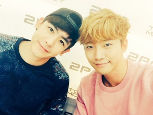 2PMのジュノが、ツイッターでニックンとの微笑ましいツーショットを公開した。写真：ジュノのツイッター