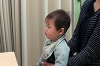 アイトラッカーを用いたチンパンジー成体（左）とヒト12か月児（右）の実験風景（京都大学の発表資料より）