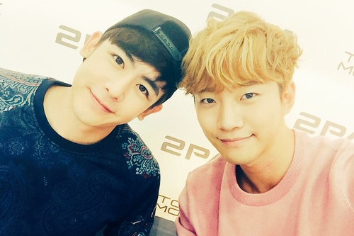 2PMのジュノが、ツイッターでニックンとの微笑ましいツーショットを公開した。写真：ジュノのツイッター