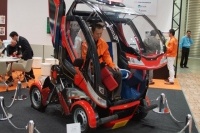 写真はホイールベースの中央から折れ曲がったところ。座席は折れ曲がった角度に合わせて動く。