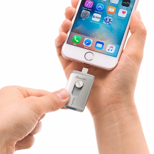 スマートフォンへのUSBメモリ挿入時のイメージ（写真：サンワサプライ発表資料より）
