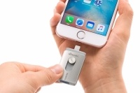 スマートフォンへのUSBメモリ挿入時のイメージ（写真：サンワサプライ発表資料より）
