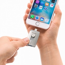 スマートフォンへのUSBメモリ挿入時のイメージ(写真:サンワサプライ発表資料より)
スマートフォンへのUSBメモリ挿入時のイメージ(写真:サンワサプライ発表資料より)