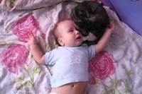 赤ちゃんが泣いたらすぐさまそばにきてあやしだします。