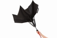 逆に開閉する傘（ユートレーディングコーポレーション発表資料より）