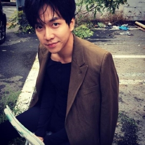 俳優イ・スンギが、近況とともにシックで癒される秋らしいショットを公開し、視線を集めている。 俳優イ・スンギが、近況とともにシックで癒される秋らしいショットを公開し、視線を集めている。